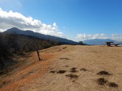 金時山の上にも不穏な雲が･･･お隠れにならないでね。