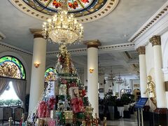 ホーチミン空港からGrabでHotel Majestic Saigonに到着
クリスマスツリー　12/29ですがまだ飾ってあります。
フランス植民地時代から営業している歴史あるホテルです