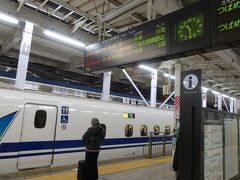 　10時36分発の「のぞみ22号」で上京です。東京まで4時間57分。早くなったものだと思います。
　飛行機と違って、駅にはギリギリに着けばよいので、トータルではほとんど所用時間に差はありません。お値段は…新幹線も、もうちょっと安ければ助かるけど。
