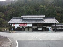 そのまま智頭急行の平福駅まで来てみました

智頭急行はJR山陽本線の上郡駅とJR因美線間に国鉄が開通させようと建設を進めていたが、完成前に計画が中止したものを第三セクターでの運営として開通にこぎつけた路線で、国鉄の赤字路線を引き取って第三セクター化した路線ではありません。開業前から赤字対策をしていた様で基本的に黒字経営が続いています。しかしこれは智頭急行を走るJRの有料特急の使用料により果たされていて、それが無ければ真っ赤々だそうです。

平福駅は宿場町平福を意識してか和風の建物です