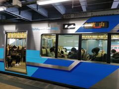 金沢駅に戻って来ました
富山行きで高岡で降ります
金沢から40分くらいです

第三セクターになって初めて乗ると思います
20年くらい昔に新潟から大阪まで
18きっぷで行ったような記憶があります
直江津や糸魚川とか通ったような