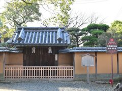 　現地の説明板によると、この建物は松の下屋および茶屋（瑞芳軒）。松の下屋は当初、料亭を目指した建物だったが、料亭は開かれなかった。茶屋は移築された茶室で、通常は非公開。