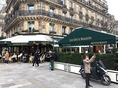 フランス・パリ　サン・ジェルマン・デ・プレ【Les Deux Magots】

カフェ【レ・ドゥ・マゴ】の写真。

テラス席も賑わっています。