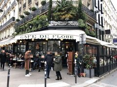 フランス・パリ　サン・ジェルマン・デ・プレ【Café de Flore】

【カフェ・ド・フロール】の写真。

混んでいます。