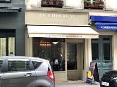 フランス・パリ　サン・ジェルマン・デ・プレ
【LE CHOCOLAT ALAIN DUCASSE】

フレンチの巨匠アラン・デュカスのショコラ専門店
【ル・ショコラ・アラン・デュカス】の外観の写真。