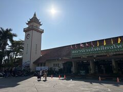 カオマンガイハイラムから歩いて５分くらいにある国鉄のチェンマイ駅
別に用はなかったが、タイ国鉄の最北駅というのもあって、見てみたかった。
ソンテウが店を間違ったのもあって、午前はもう列車の出入りはなく、静かだったが、昔ながらの鉄道駅でとても趣があった