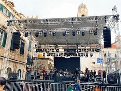 スポンザ宮殿前の広場はイベント会場になっていて、バンド演奏が行われていました。　