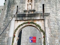 本日もピレ門から旧市街へ～。　控えめなクリスマスの飾り付けが門の入口にまだ残ってます。