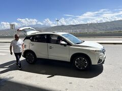 14:30　西寧曹家堡空港 (XNN)着
ホテル⇒空港33Km 

今回のツアーは本来昨日が最終日で、その日のうちにこの空港から上海へ戻るものでした。しかし我々の自己手配で西寧で１泊したものです。
しかし昨日は空港までの送迎はしていないので、延泊後の本日は空港までの送迎をツアー内の料金でしてもらえることになっていました。
昨日は長い間お世話になった運転手さんからは何の説明もありませんでしたけど、本日は別の車両と運転手さんがホテルへ迎えに来ました。
９日間長距離移動でお世話になった運転手さんへ感謝の言葉も伝えられず、少し寂しい感じもありますが、「中国あるある」の一つみたいなものですので仕方なしです。