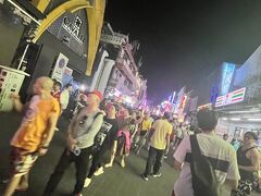 Walking Street

01月01日（月）　　

相変わらず賑やかな音楽と溢れるほどの人の波～～！！

