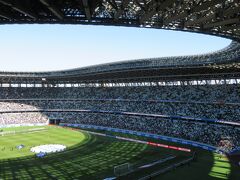 屋根が開閉式でないので、ご覧の様にプレー中に強い日射しが邪魔になり、観客も選手もプレーも観にくかった。
最上階に近い席からは、角度があるので観覧には良いが、トラックがあるので臨場感が少ない。
座席のピッチはもう少し広い方が良い。
