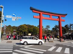 鶴岡八幡宮三の鳥居はバス停からすぐ。