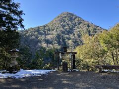 ピラミッドに似た日室ヶ岳（岩戸山）は、原生林におおわれた神霊降臨の神体山で、その頂上には磐座らしき巨岩もあり、皇大神社は元はこの山頂にあったとの伝承もあるそうです。

又、日室ヶ岳遙拝所は、「一願さん」と呼ばれ「一つだけ願い事をすれば叶う」という一願成就の信仰が古くから伝えられていると言う事なので、私も一つお願いして来ました。