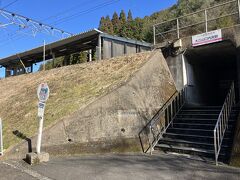 すぐ隣には駅があります。
お茶して時間潰すつもりが、何も無かったので、元伊勢観光センターにある自販機まで戻り、缶コーヒーをget！