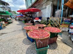 【プラカノン地区】

まあ、それぞれの街の発展度は。交通の大動脈であるスクンビット通りから、高速にはいったり、抜け道があったりと、交通の便に引っ張られているケースが多いのだとは思うが...


写真：鳥が肉を狙って下りて来たり...鼠公がよって来たりしそうで、衛生上如何なもんか...