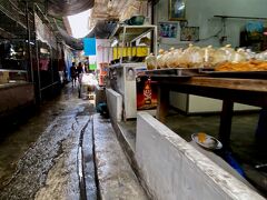 【プラカノン地区】

いかにもうらぶれた貧しい地域という事がわかる。

ここの駅前にある「プラカノン市場」（別名：ミャンマー市場とも呼ばれている...らしい）」も本当に汚らしく、とても外国人観光客が買い物に来るような体裁では決してない。