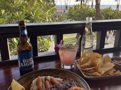 ビーチに面したルルズワイキキ！騒がしいパブだったけど、海に面した席で最高！