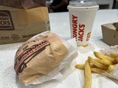 ホテルから徒歩5分程度のサザンクロス駅の中にある「ハングリージャックス」で腹ごしらえ。バーガーキングと同じ系列なので、メニューもイメージしやすいです。
