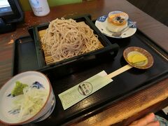 ざるそばとそば粉プリンのセットを頼みました。店内はフラット、カウンター席を空けてもらい、車いすで出入りしやすい。お蕎麦もプリンも美味しかったです。