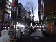 朝の宮益坂の風景。
普段と違って静か(=_=)。

何だか違った渋谷が見れて新鮮です。