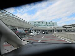 ちなみに空港近辺、ガソリンスタンドが少ないので注意しないといけません。
ちょっと私らも手こずりました(;´Д｀)。

そうして、成田空港の第１ターミナルへ車を走らせます。
第１ターミナルにある…、