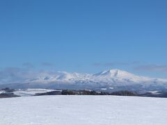 旭岳をはじめとする大雪山連峰が見えます。こんないい天気なのに山並みには少し雲がかかっていますね。この雲はいけません。もっと山の上の高い位置にあればいいんですが。この右側の十勝岳連峰にはかなり雲がかかっていて撮影には耐えられないので諦めました。今回は載せていません。