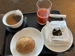 羽田空港のラウンジで、おむすびとパンの炭水化物ゴールデンコンビの朝食をいただきます。
