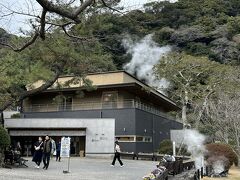 この建物の向こう側が海地獄。
ショップを通って行くところが商魂たくましい。