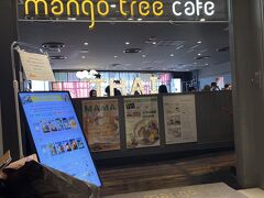 どこも長蛇の列　比較的空いてたこの店でランチ