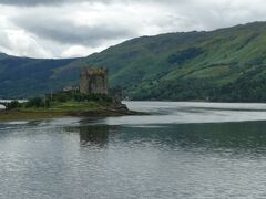 　小島に浮かぶEilean Donan Castle。スコットランド屈指の美しい城で明後日のローカルツアーで訪れます。