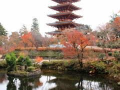 成相寺
五重塔 - 本堂下、山門近くの広場に面して建つ。1998年（平成10年）に完成。鎌倉時代の建築様式を再現した木造塔。