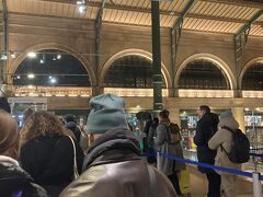 パリ北駅のイギリス行きはパリの出国検査と、イギリスの入国検査があるので早めに着くようにしてください！
1時間半くらい前に到着するように行きました。