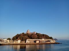 青空と冷たい空気のせいか、前日に見た唐津城よりも凛としてカッコよく見えます。
