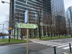 ブリュッセル北駅で降りたら、Flix Busの目印を頼りにバス停までは徒歩数分。