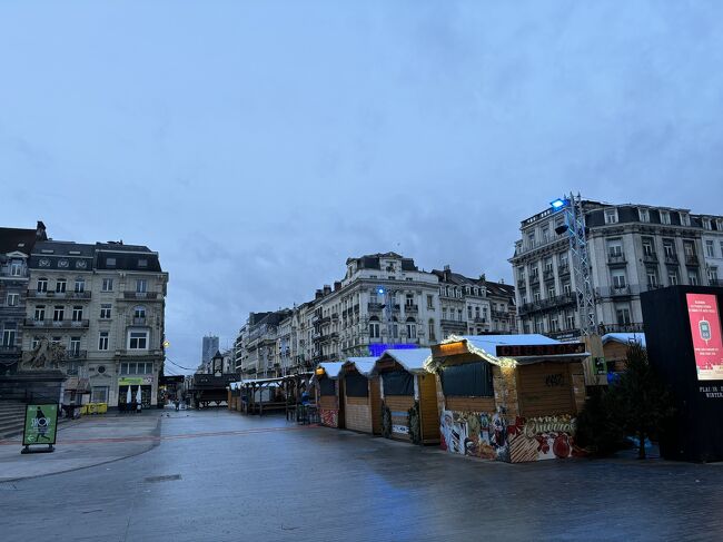 明け方まで大騒ぎしていた証券取引所前マーケットでは、朝早くから清掃業者が。お疲れ様です。メトロのBourse駅はこの地下に。