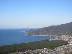 海岸線とくっついたように見えるモスグリーンのところは全部黒松林です。