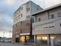 左の建物は以前地ビール工房で、レストランがあり、私も行ったけどたくさんのお客さんでとてもにぎわっていたのにお店はたたまれていました。悲しいな。どうしたんだろうな。