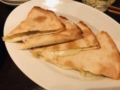 トルティーヤとチーズをつまみに軽く飲み