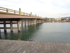 川岸から橋の全景を撮ってみました．ご近所の方がジョギングや犬の散歩をされていて，観光客はいませんでした．