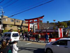 駅を出ると大鳥居が見えます。