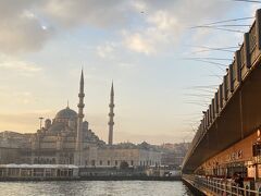 ガラタ橋はイスタンブールの旧市街（ヨーロッパ大陸側）と新市街（アジア大陸側）を結ぶ。現地の人が釣り糸を垂れ、サバなどをとるらしい。サバサンドなる物が有名とか。