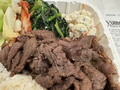 2024年1月５日
初日の昼食は、アラモアナセンター1Fフードコート「マカイ・マーケット」の『Yummy Korean BBQ』＃2 Beef  $ 18.95 (税別)
aloha street のクーポンで餃子3個をゲット！
