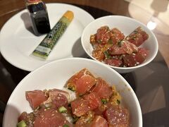 夕食
ABC Stores #38 のデリコーナーでフレッシュアヒをテイクアウト。
POKE-AHI Oyster Fresh $ 9.60 (税別)　一番好きです。
POKE-AHI Shoyu Fresh $9.12 (税別)
カップで買い、ホテルで日本から持参のパックご飯に乗せ丼にしました。