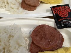 1月8日
『McDonald's Restaurant #21813 KUHIO AVE』で朝食。
世界で唯一ハワイでしか食べられないお米のメニュー。
Sausage Prtgse Rice $ 6.19 (税別) ・ Spam Rice & Egg $6.19 (税別) ・ Coffee $ 1.49 (税別)
醤油のパックがついています。
無茶苦茶安くて結構美味い！　今回の旅行で最大の発見。