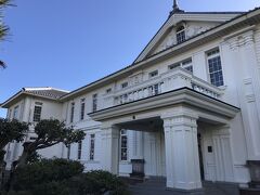 八幡小学校。
小幡町通りを歩いていると、小幡上筋交差点の左手に洋風建築の歴史ある建物が見えた。
美しい洋風建築の近江八幡市立八幡小学校の現役の校舎。故に建物は部外者以外立入禁止。