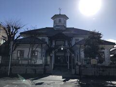 白雲館（国登録有形文化財）。
1887年（明治10年）に八幡東学校として建築された。 現在は、観光案内所及び市民ギャラリー。

入館料：無料
開館時間：9:00～17:00
休館日：年末年始
　
日牟礼八幡神社の鳥居の前にある。