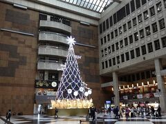 台北駅の広場はクリスマスのイルミネーションが飾られていました。
現地の方のファッションを見ると4年の間に洗練されあか抜けた感じになり、日本と変わらないな～と思いました。