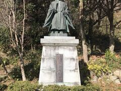 八幡山の麓にある八幡公園、豊臣秀次像。
八幡公園は秀次の館跡・家臣団館跡群の曲輪・八幡山城への大手道跡がある。