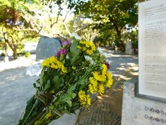 「いつかは・・・」と思っていた「ひめゆりの搭」

多くの犠牲者を出したガマの上に建てられた慰霊碑で献花。
