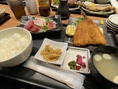 1月中旬
同僚とランチ@人気のお魚屋さん。
最近の銀座・有楽町界隈でのランチって1,200円ぐらいが平均な感じ…
800円のランチなんて今は昔。